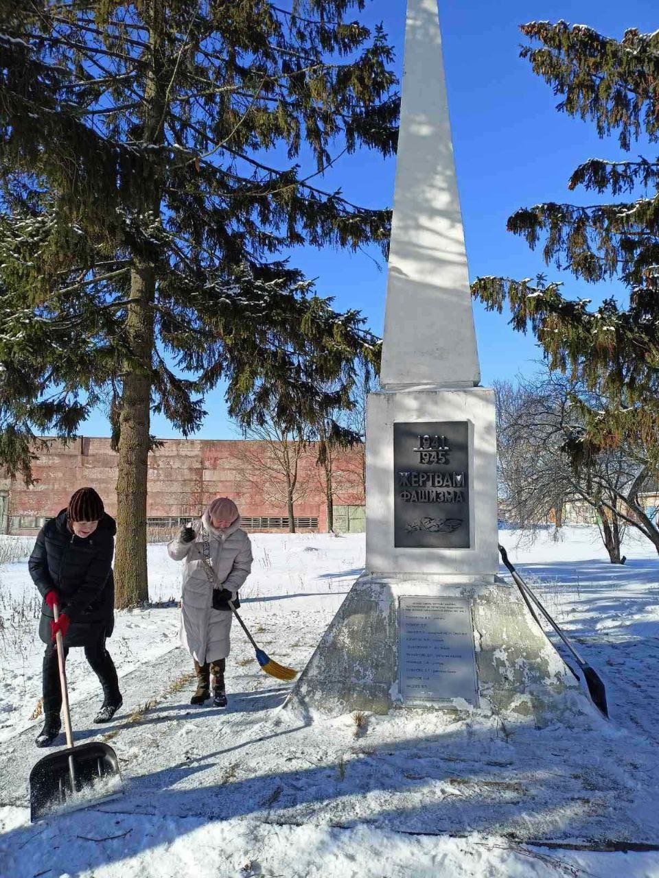 Уборка памятников и памятных мест